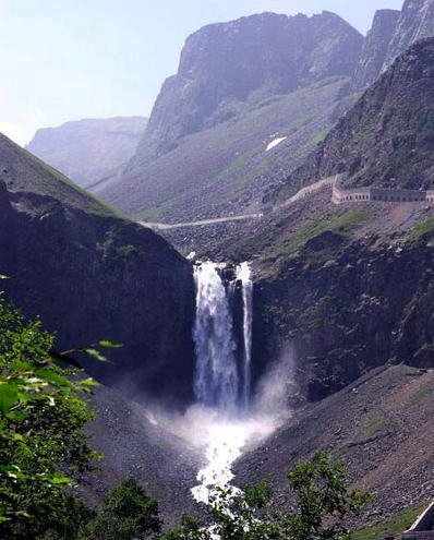 长白瀑布风景图