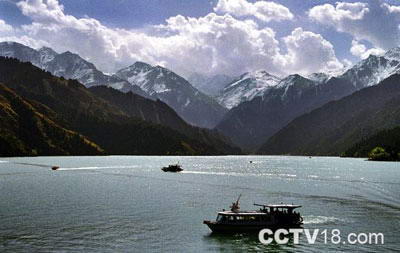 天山天池风景图