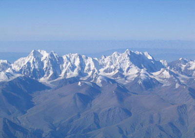 天山天池风景图